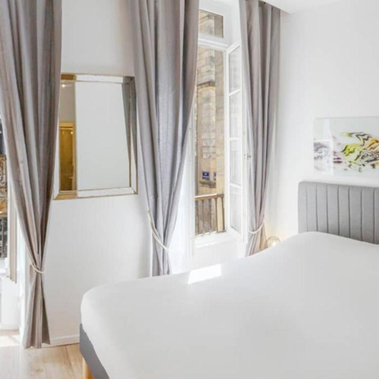 Logement de charme - Saint Pierre - Cœur historique Bordeaux - Studio Lit Queen-Size - 9