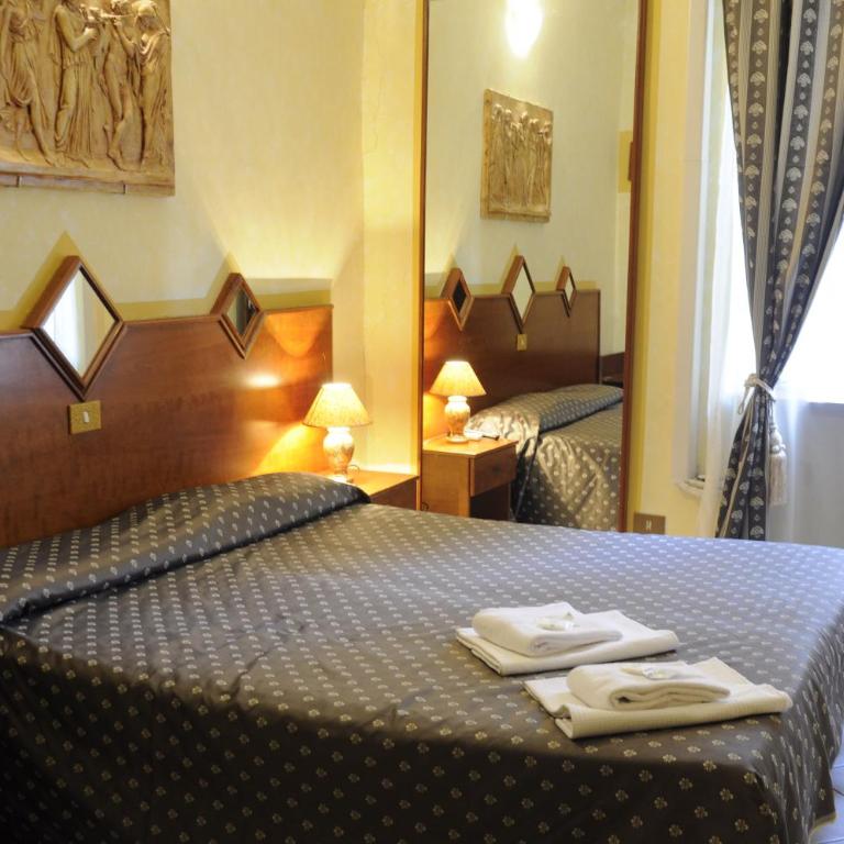 Hotel Farini - Camera Matrimoniale con Bagno Privato - 2
