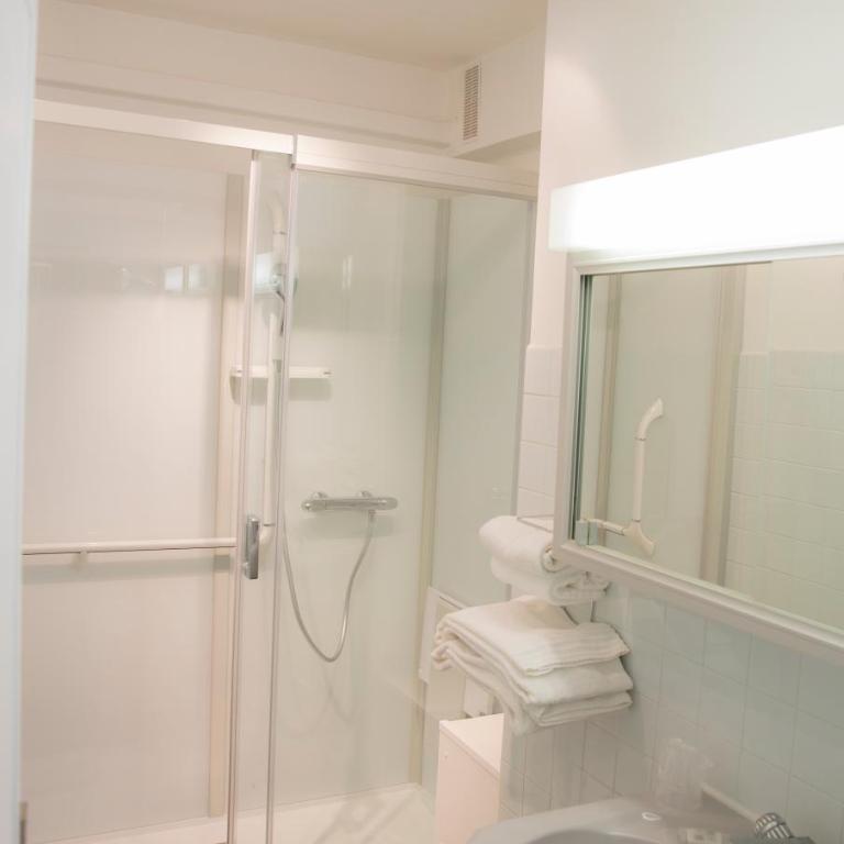 Arc Hôtel Sur Mer - Chambre Triple avec Balcon et Vue sur le Jardin - 4