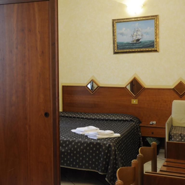Hotel Farini - Camera Tripla con Bagno Privato - 3