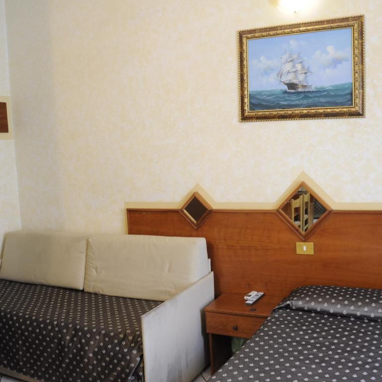 Hotel Farini - Camera Matrimoniale con Bagno Privato - 9