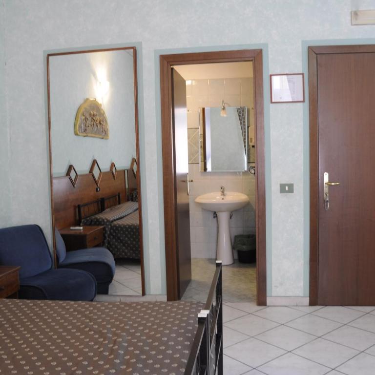 Hotel Farini - Camera Matrimoniale con Bagno Privato - 4