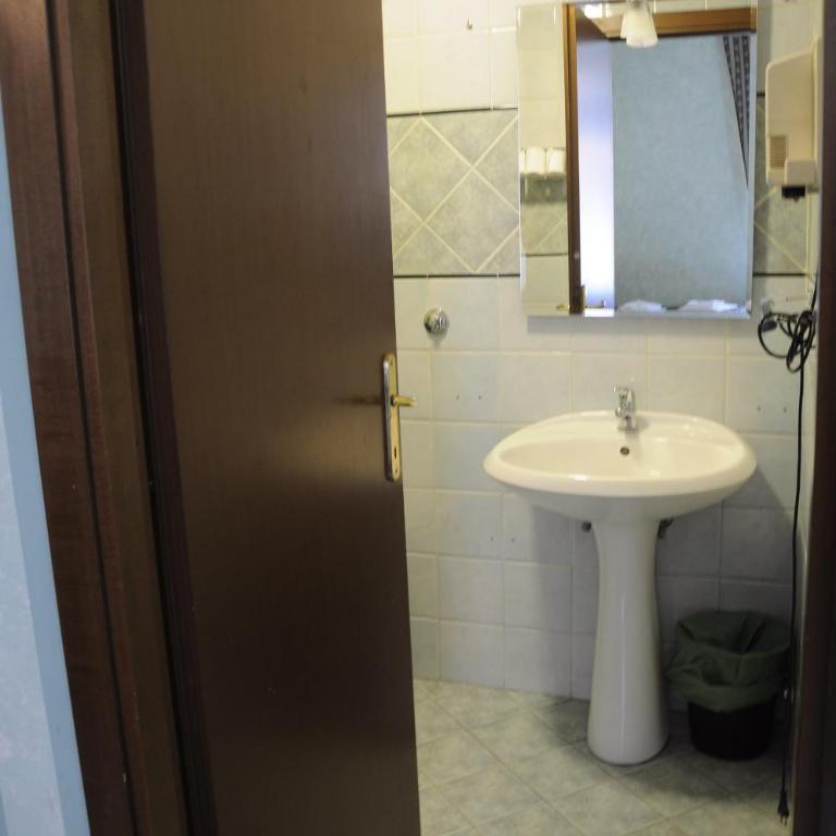 Hotel Farini - Camera Matrimoniale con Bagno Privato - 6