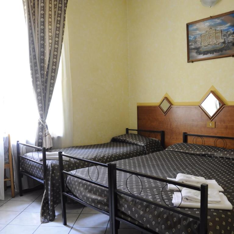 Hotel Farini - Camera Tripla con Bagno Privato - 11