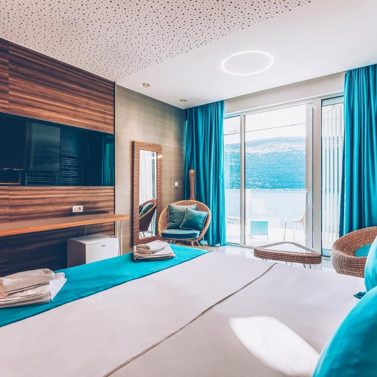 Carine Hotel Kumbor Superior - Deluxe Double Room with Balcony and Sea View - 1
