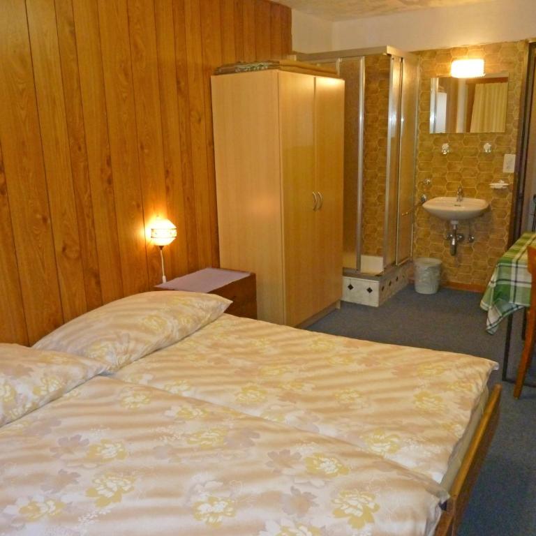 Pension Schönblick - Vierbettzimmer mit Dusche - 3