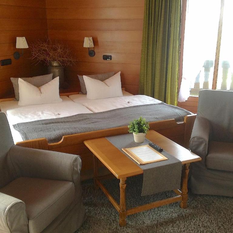 Gästehaus Menkenbauer inkl. Chiemgaukarte - Deluxe Doppelzimmer mit Balkon - 3