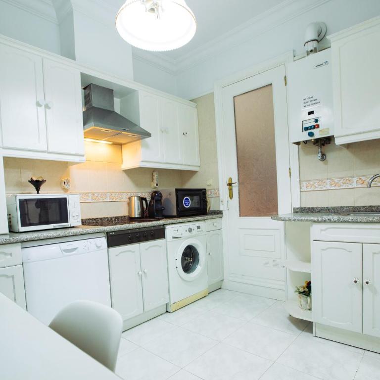 APARTAMENTO CENTRICO JUNTO ESTACION TREN Y AUTOBUS - Apartamento de 2 dormitorios - 4