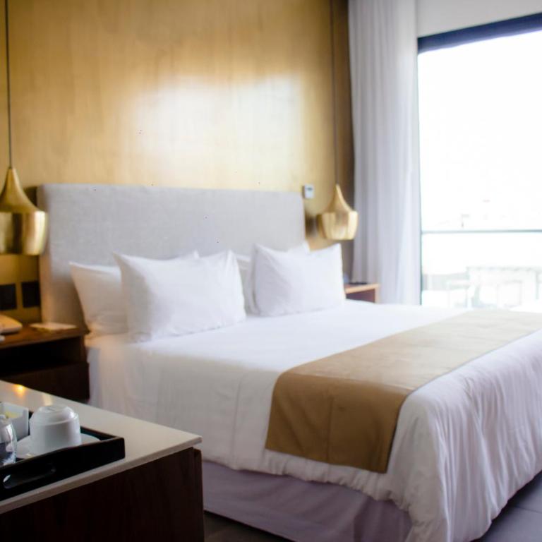 IT Boutique Hotel & Restaurant - Habitación con cama extragrande y balcón - 6