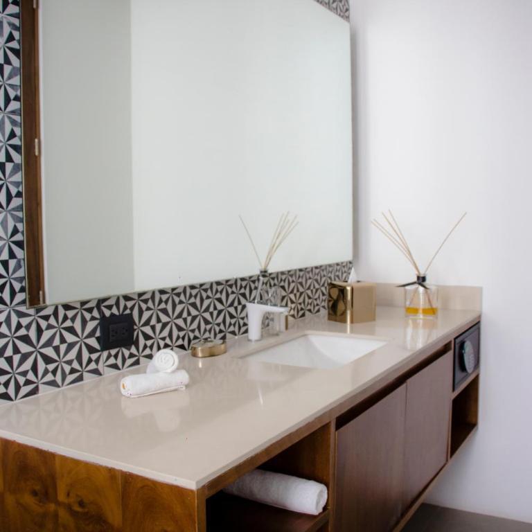 IT Boutique Hotel & Restaurant - Habitación con cama extragrande y balcón - 8