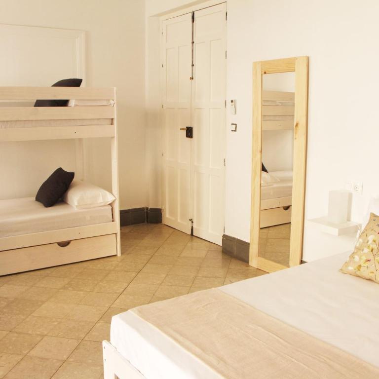 Casa de la Alegría - Comfort Quadruple Room with Shared Bathroom - 2