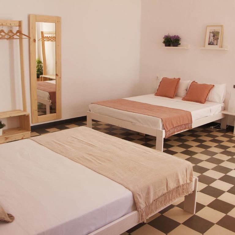 Casa de la Alegría - Queen Room with Two Queen Beds and Shared Bathroom - 4