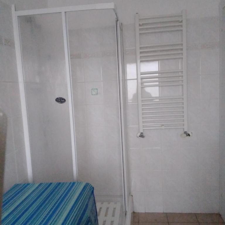 A La vue chambre BAGNO CONDIVISO SHARED BOTH2piano no lift NO ANIMALI a pagamento aria condizionata ed extra bed 3 MINUTI A PIEDI DA BUS PER FIERA DI ROMA - Camera Matrimoniale con Bagno in Comune - 15