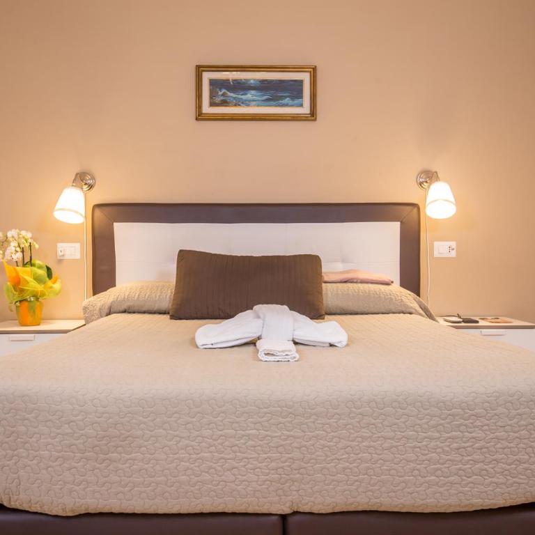 900 Liberty Rooms - Small Double Room - 1