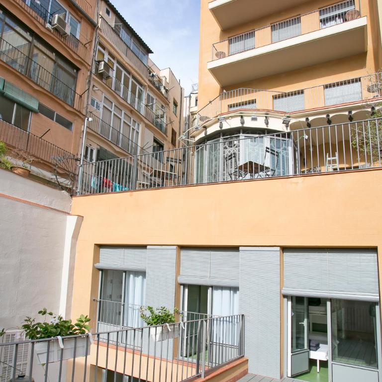 Sant Jordi Hostels Rock Palace - Bed in 12-Bed Dormitory Room with Bathroom - 7