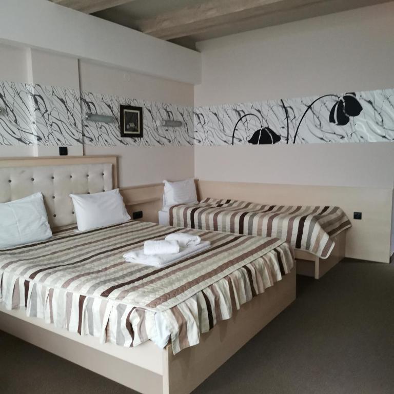 Milmari - Breakfast and pool - Deluxe Triple Room - 3