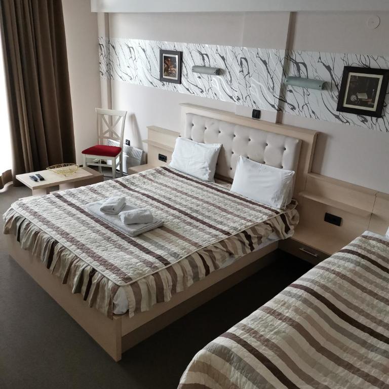 Milmari - Breakfast and pool - Deluxe Triple Room - 4