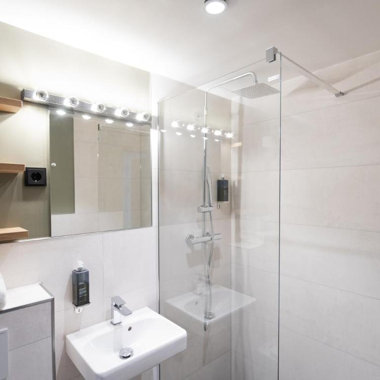Munich Rooms Hotel - Standard Einzelzimmer mit eigenem Bad - 13