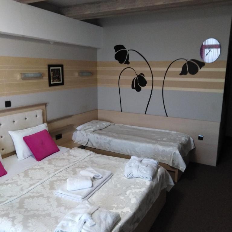 Milmari - Breakfast and pool - Deluxe Triple Room - 2