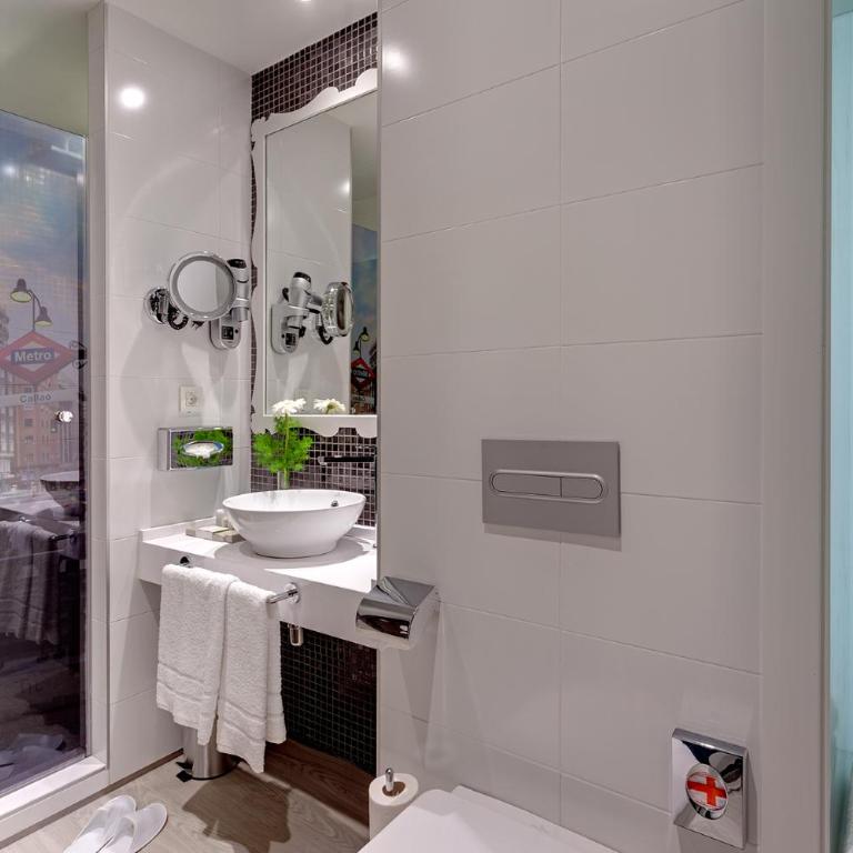 Hotel Indigo Madrid - Gran Vía by IHG - Standard Room - 4
