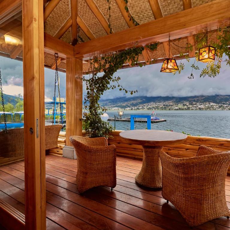 Hosteria Cabañas Del Lago - Habitación con cama extragrande y vistas al lago - 3