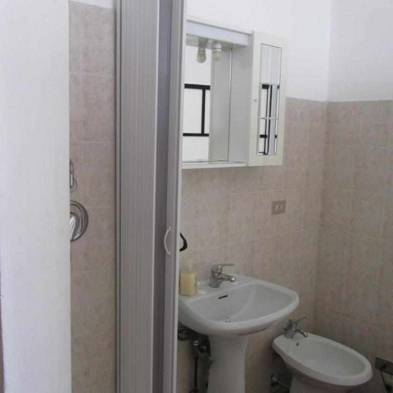 Hotel Gambara - Camera Matrimoniale/Doppia con Letti Singoli con Bagno in Comune - 21