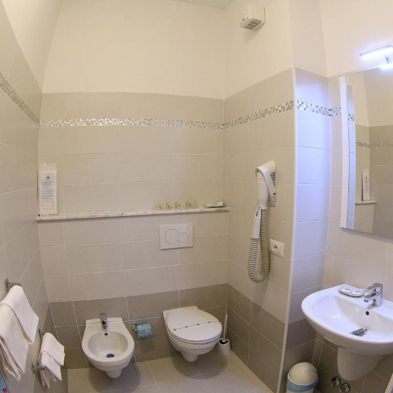 Hotel Virginia - Habitación Triple con balcón - 2