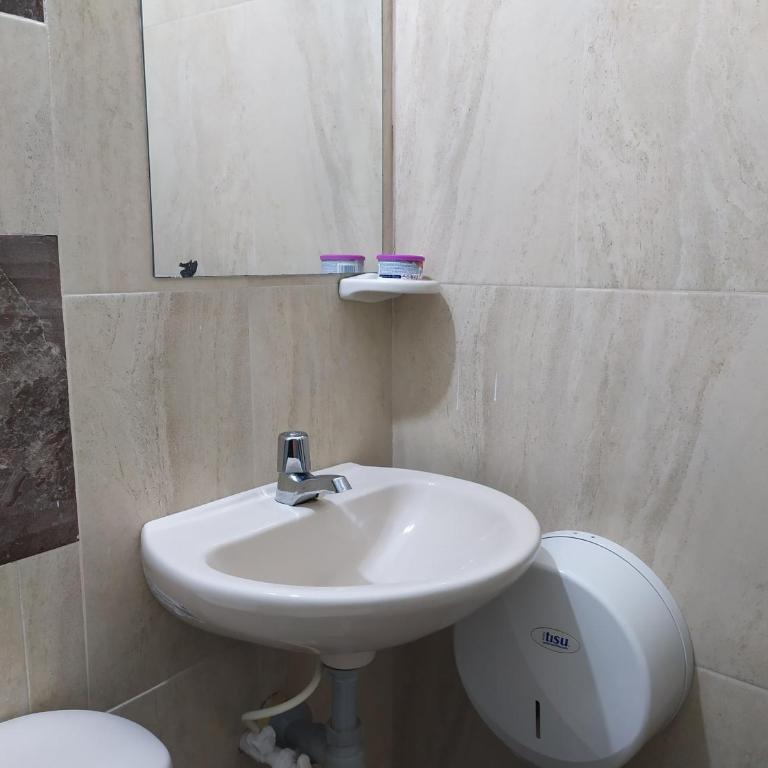 HOTEL LOS ÁNGELES - Habitación Doble con baño privado - 2 camas - 6