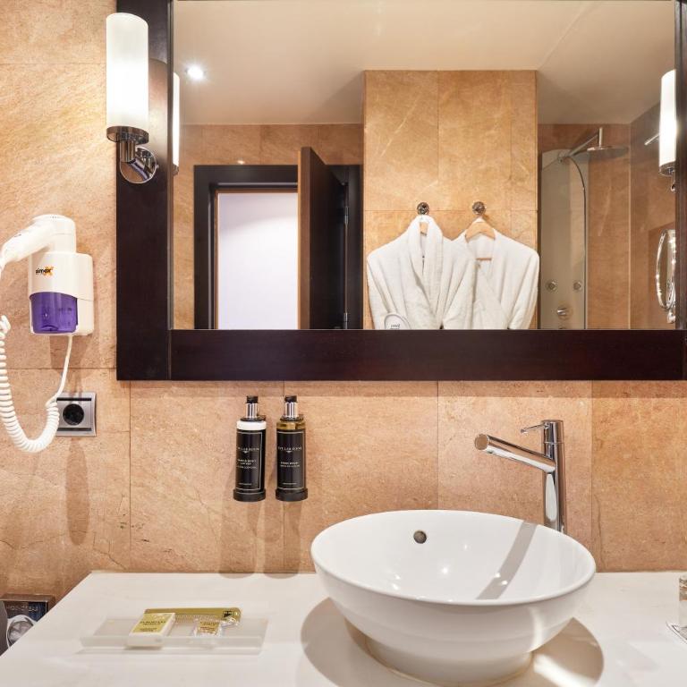 Eurostars Monumental - Double Room with Sagrada Familia View - 3