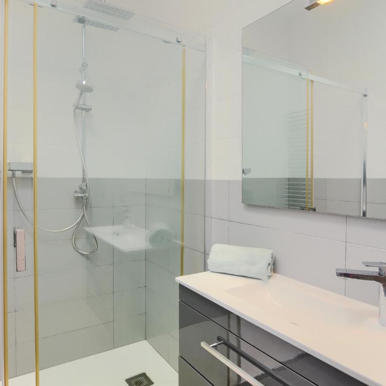 Graham Holiday Rentals - Baladrar - Villa - 11