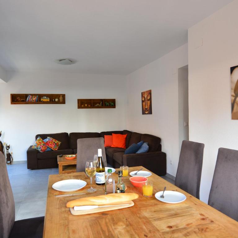 Attractive City Center Apartment - Three-Bedroom Apartment - 3