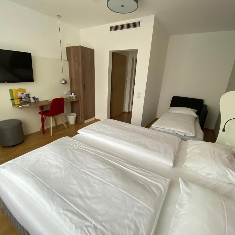 JUFA Hotel Salzburg City - Dreibettzimmer mit Aussicht - 1