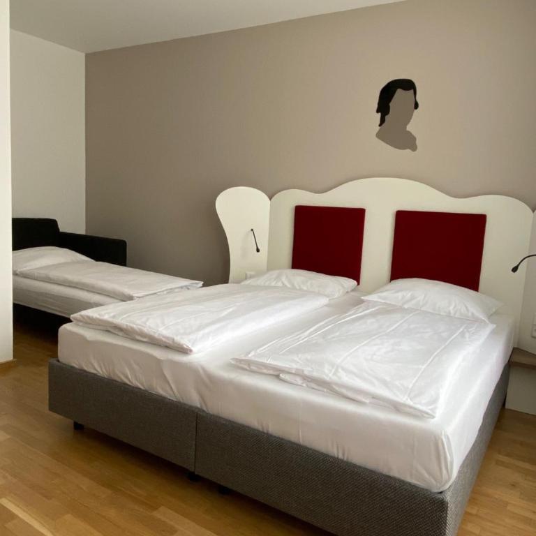 JUFA Hotel Salzburg City - Dreibettzimmer mit Aussicht - 3