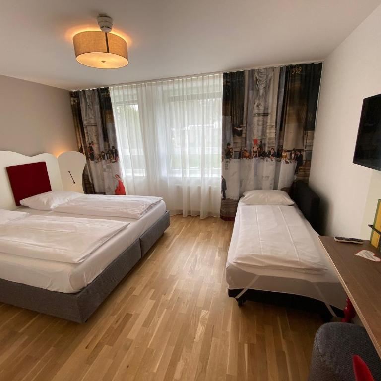 JUFA Hotel Salzburg City - Dreibettzimmer mit Aussicht - 7