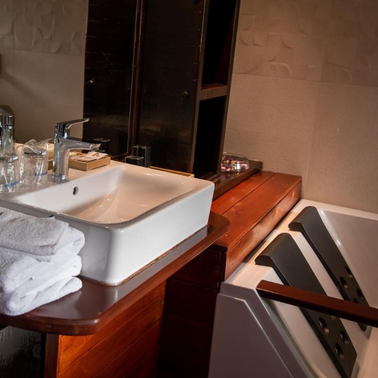 Bahus Inn - Deluks Dvokrevetna Soba sa Bračnim Krevetom i Pogledom na Reku - 7