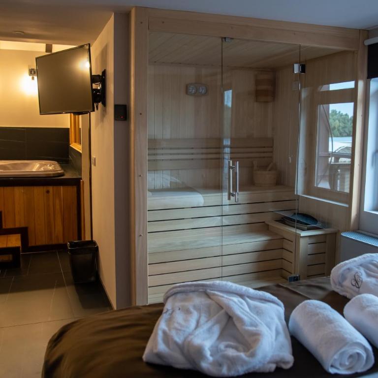 Bahus Inn - Superior Apartment with Sauna and River View - 3