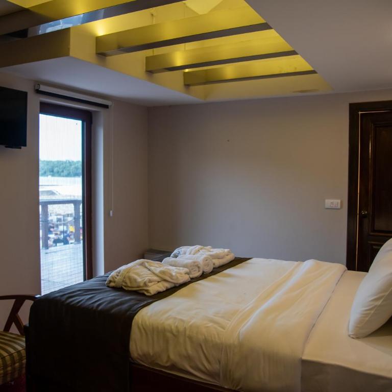 Bahus Inn - Standardna Dvokrevetna Soba s Bračnim Krevetom i Pogledom na Reku - 2