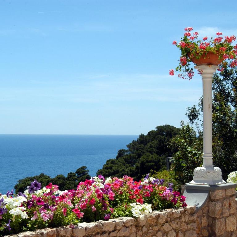 Hotel La Floridiana - Camera Matrimoniale Deluxe con Vista Mare Parziale, Terrazza e Vasca Idromassaggio all’Aperto - 4