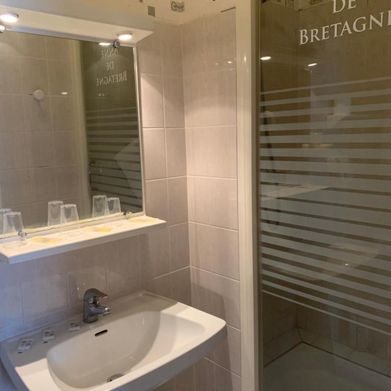 Hotel Anne De Bretagne BLOIS - Chambre Triple Standard sans Ascenseur - 3e Étage - 12 m² - 3