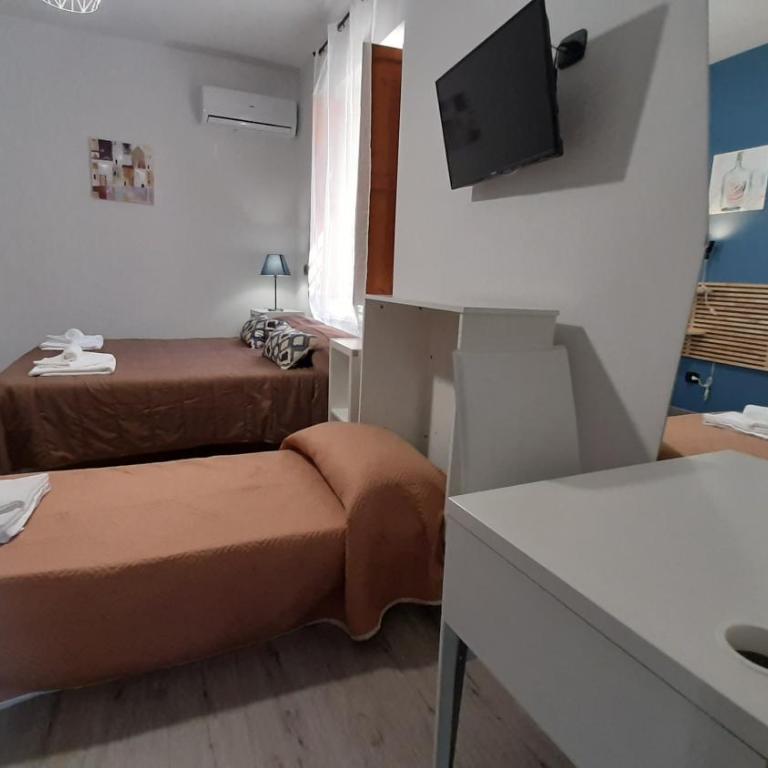 B&B Home Visit - Camera Tripla con Bagno Privato - 10