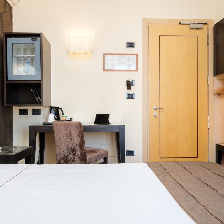 Hotel Touring - Camera Gold Matrimoniale/Doppia con Letti Singoli - 11