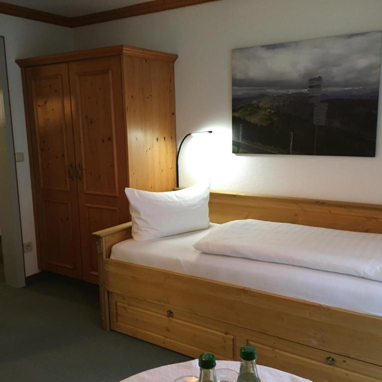 Kur- und Ferienhotel Haser - Zweibettzimmer mit Balkon - 6