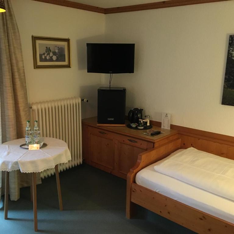 Kur- und Ferienhotel Haser - Zweibettzimmer mit Balkon - 9