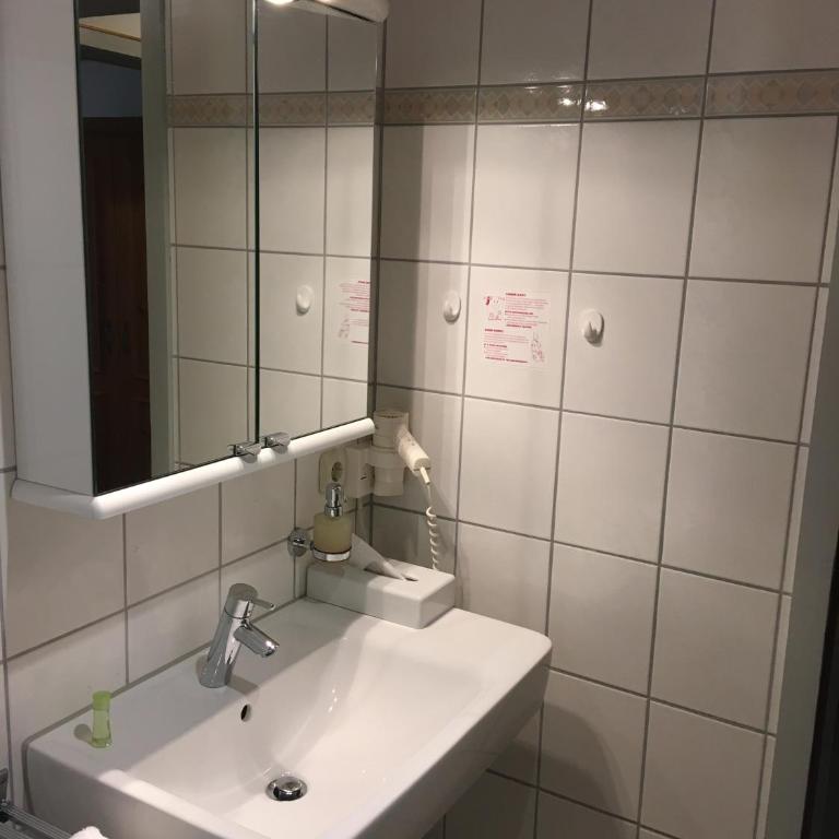 Kur- und Ferienhotel Haser - Zweibettzimmer mit Balkon - 7