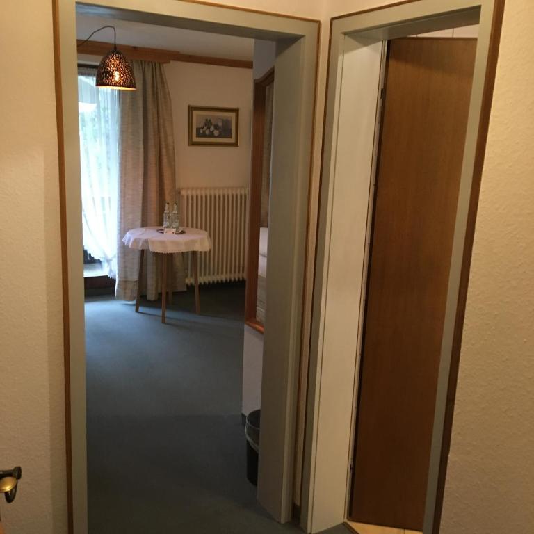 Kur- und Ferienhotel Haser - Zweibettzimmer mit Balkon - 11