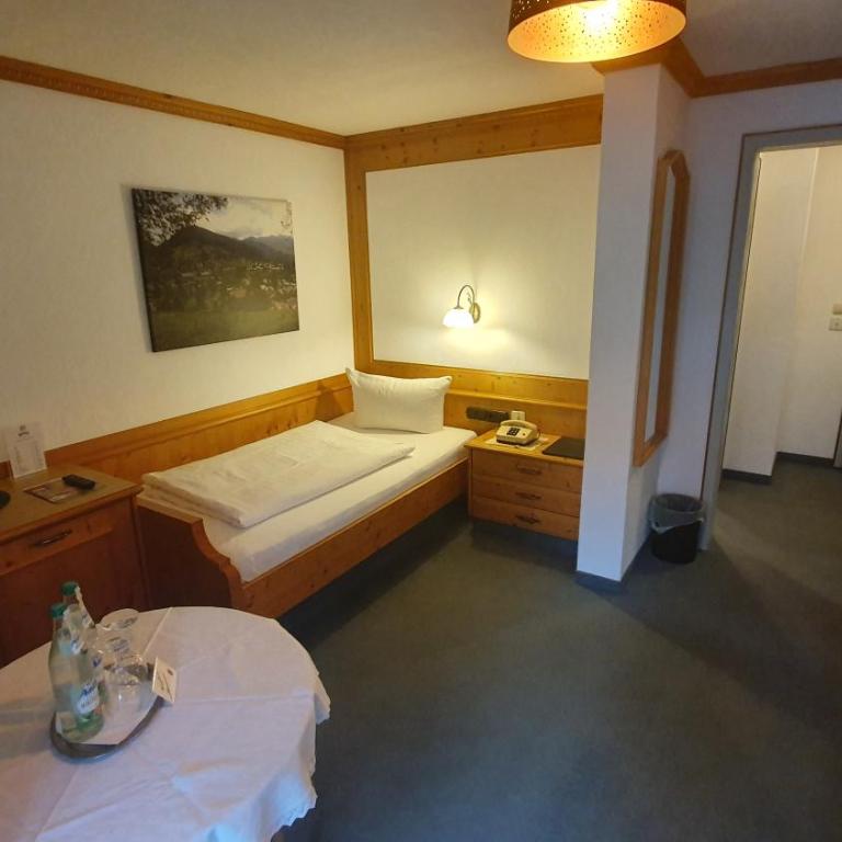 Kur- und Ferienhotel Haser - Zweibettzimmer mit Balkon - 2