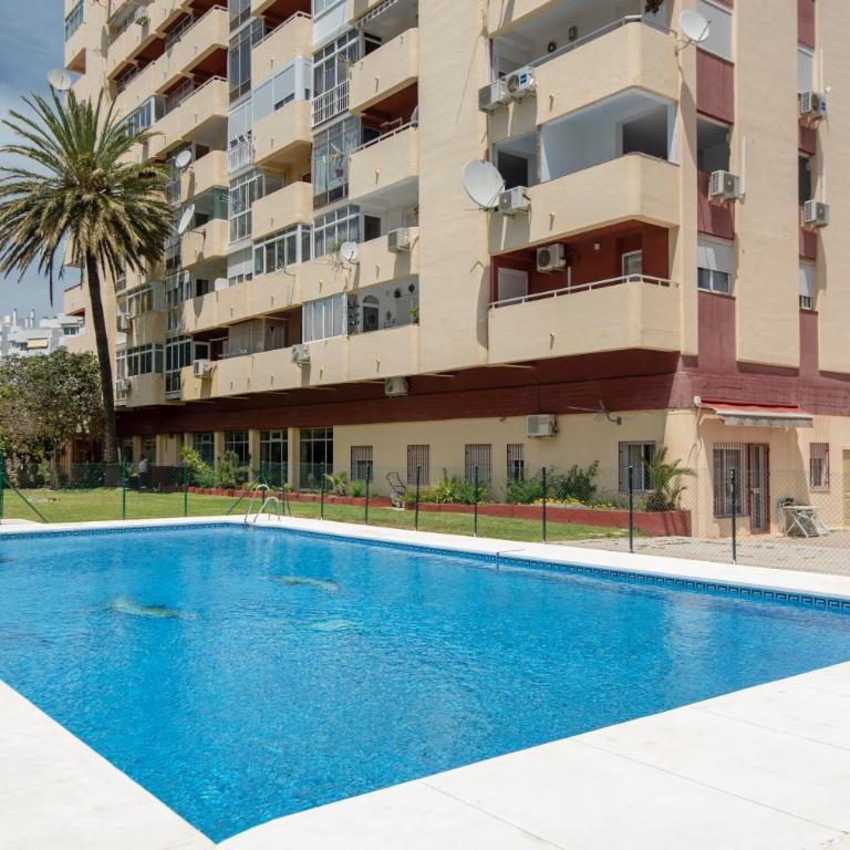 Fabulous sunny second floor apartment - Edificio Europark - overlooking gardens and pools. - Apartamento con balcón - 32