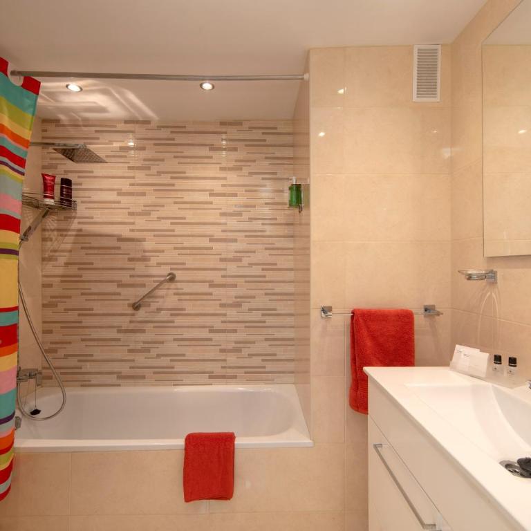 Fabulous sunny second floor apartment - Edificio Europark - overlooking gardens and pools. - Apartamento con balcón - 27