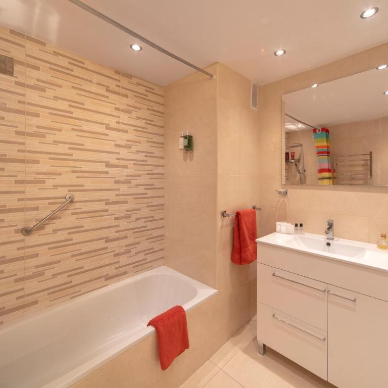 Fabulous sunny second floor apartment - Edificio Europark - overlooking gardens and pools. - Apartamento con balcón - 28