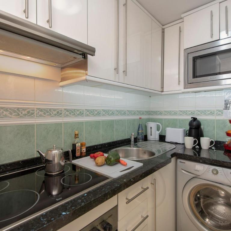 Fabulous sunny second floor apartment - Edificio Europark - overlooking gardens and pools. - Apartamento con balcón - 15
